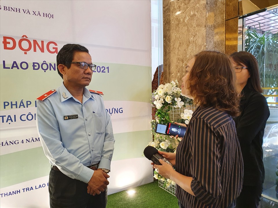 Chánh Thanh tra Bộ Lao động, Thương binh và Xã hội Nguyễn Tiến Tùng trao đổi với báo chí bên lề buổi sự kiện. Ảnh: Bảo Trung