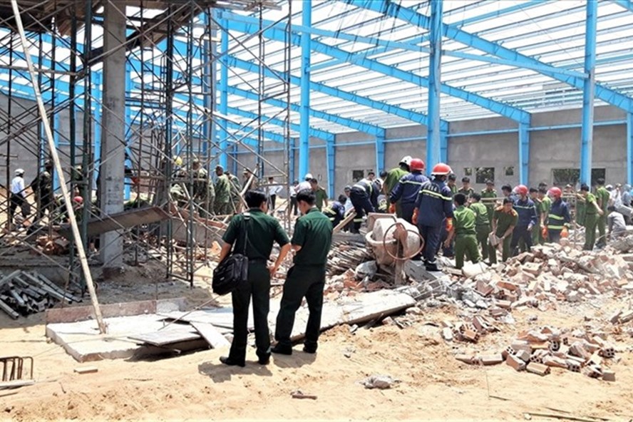 Hiện trường vụ sập công trình ở Khu công nghiệp Hoà Phú, huyện Long Hồ, tỉnh Vĩnh Long xảy ra hồi năm 2019. Ảnh: Bảo Trung