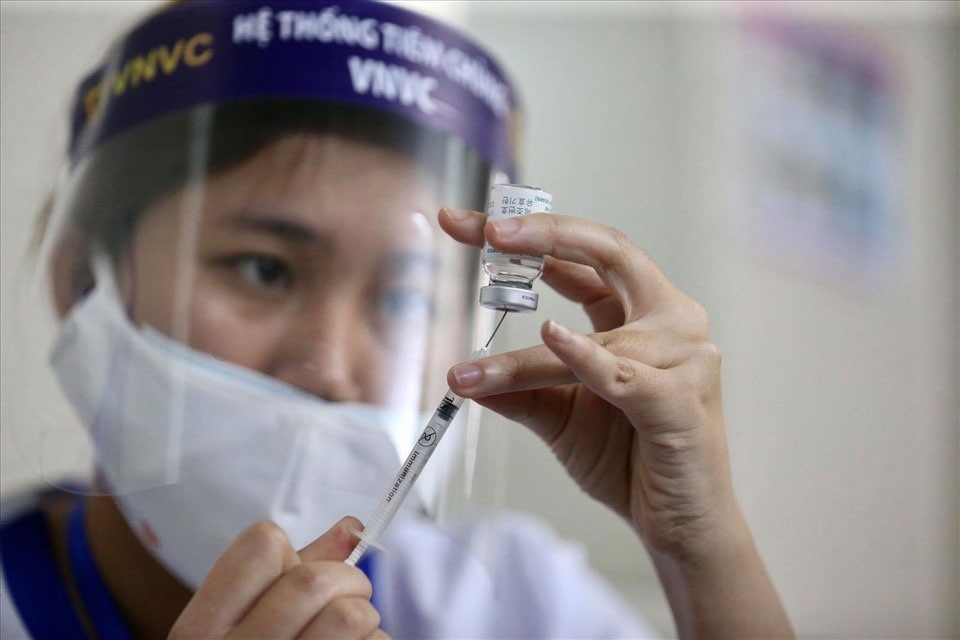 Việt Nam triển khai tiêm vaccine cho cán bộ y tế chống dịch. Ảnh: Hải Nguyễn